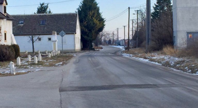 Obyvatelia Kráľovaniek sa sťažujú na rýchle autá, ktoré ohrozujú chodcov