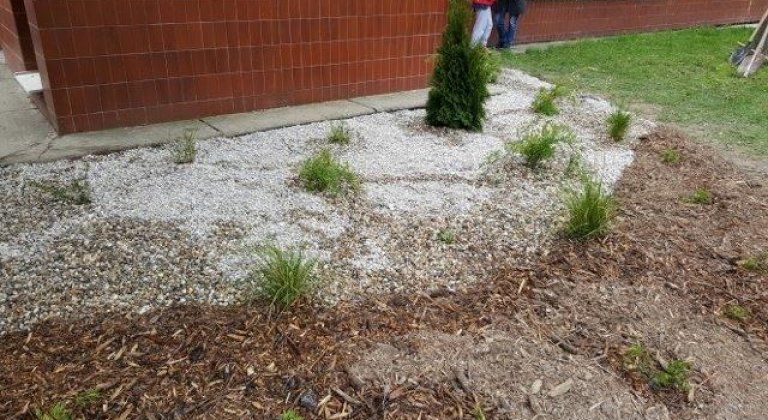 Rodičia skrášlili dvor ZŠ Mateja Bela