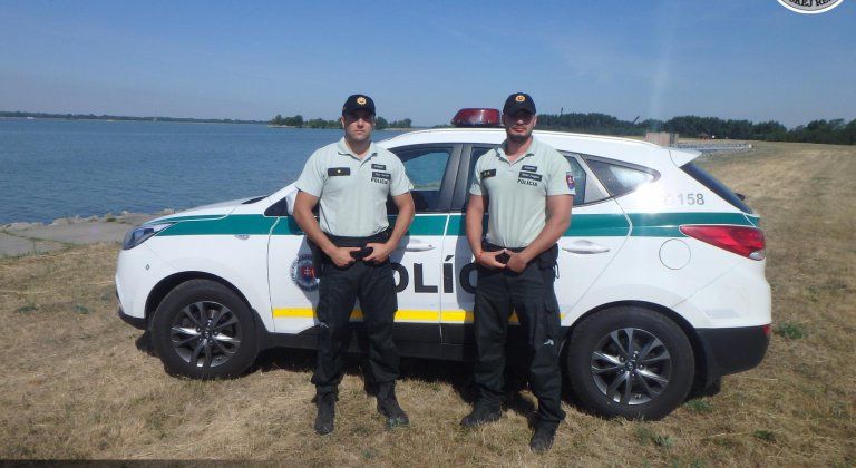 Chcela vyskočiť z okna, šamorínski policajti ju zachránili Chcela vyskočiť z okna, šamorínski policajti ju zachránili