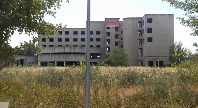 Najprv veľké plány, potom krach. V Šamoríne „straší“ nedostavaný komplex