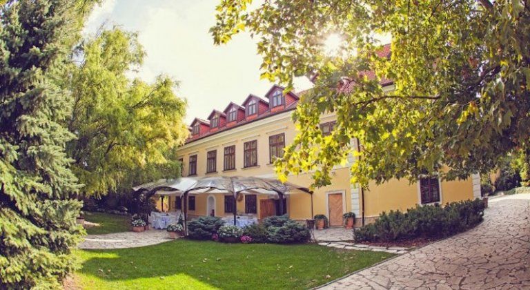 castel_pension_restaurant_1456311680_mierovo_exterier