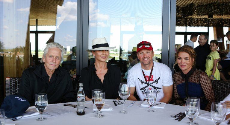 Douglas & Zeta-Jones_x-bionic sphere_1 Douglas & Zeta-Jones_x-bionic sphere_1