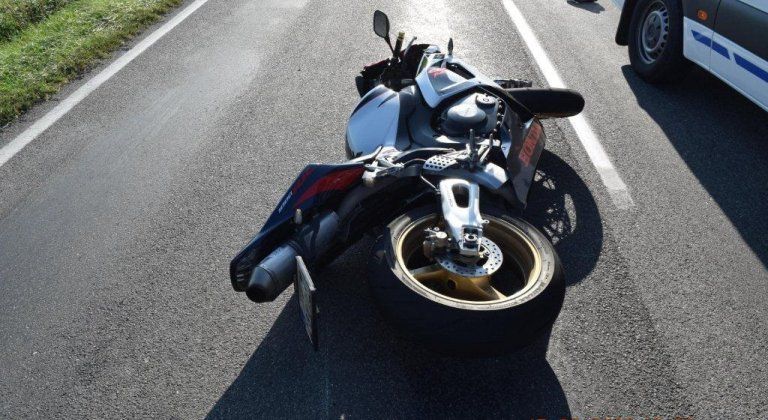Riskovať sa neoplatí, motocyklista sa ťažko zranil