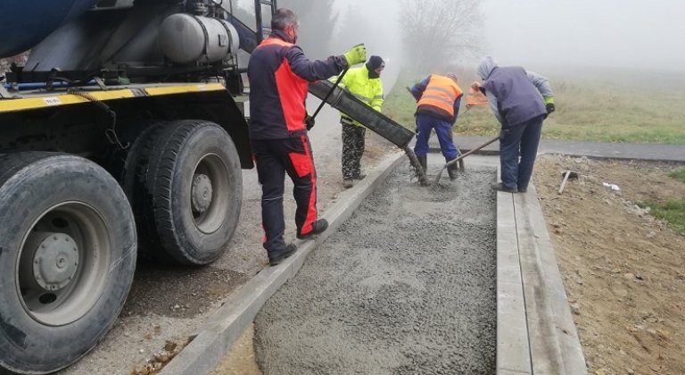 Výstavba nového chodníka v Hamuliakove pokračuje podľa plánu