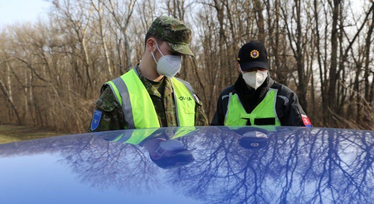 Policajti budú kontrovať na hraniciach okresov. Od dnes platí test až do 11. apríla