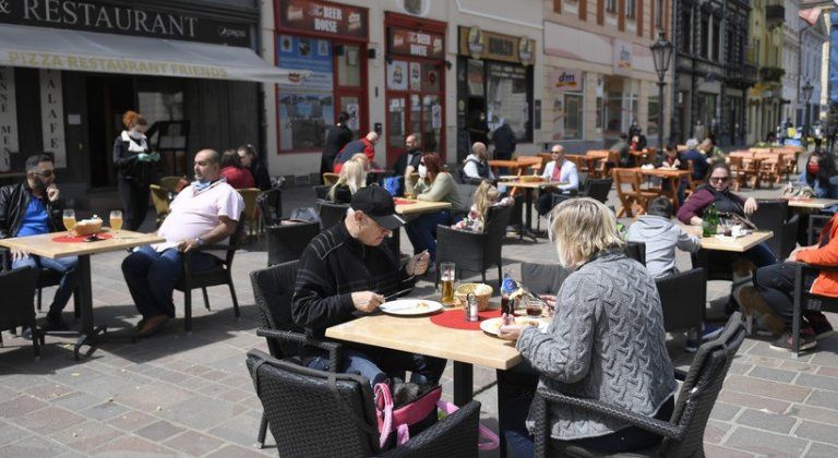 Mától újra nyitnak az éttermek teraszai