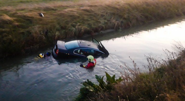 Šamorínski hasiči vyťahovali auto zo závlahového kanála