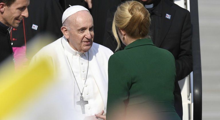 VIDEÓ + GALÉRIA: Ferenc pápa megérkezett Szlovákiába!