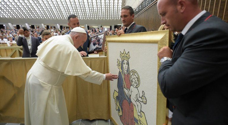 Pápežom požehnaný obraz erbu mesta Šamorín oslavuje výročie 