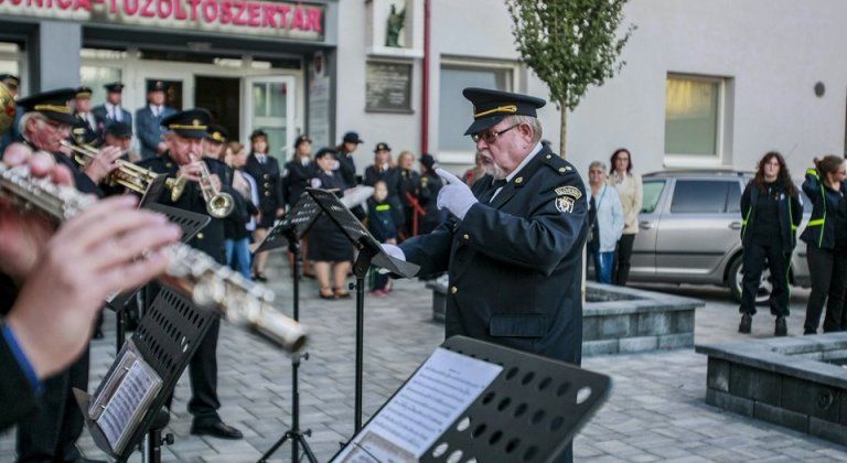 Hasiči si slávnostne prevzali nové garáže a nádvorie