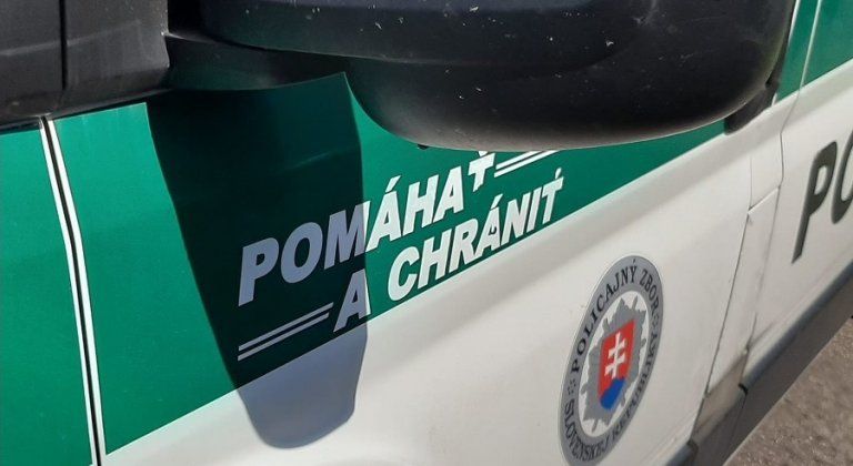 Mladá žena v Šamoríne zaútočila na policajnú hliadku