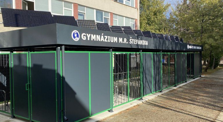 Šamorínske gymnázium M. R. Štefánika má vďaka Rade školy nové chemické laboratórium aj kryté cyklostojisko