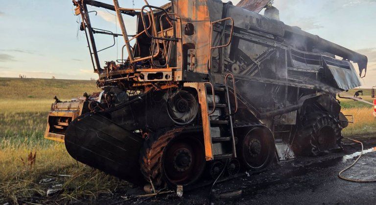 Pri Šamoríne zhorel kombajn. Hasiči zabránili rozšíreniu požiaru na okolité polia Pri Šamoríne zhorel kombajn. Hasiči zabránili rozšíreniu požiaru na okolité polia