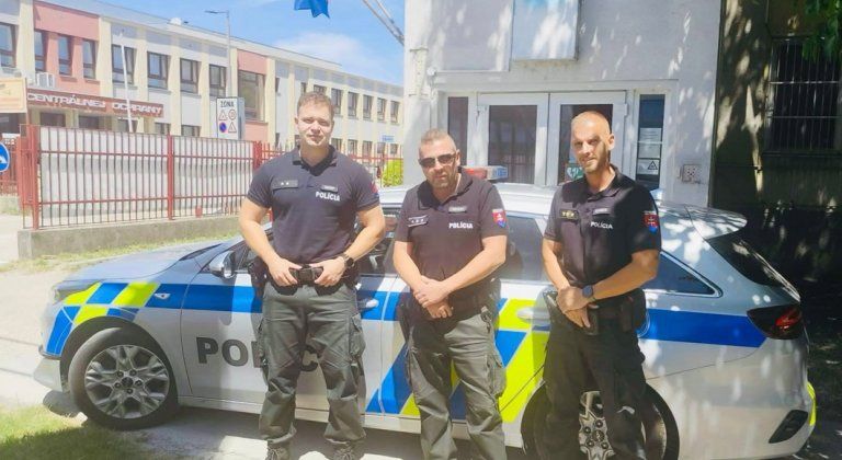 Policajti a hasiči zachránili v Šamoríne 1,5-ročné dieťa zamknuté v aute. Na mieste boli za dve minúty Policajti a hasiči zachránili v Šamoríne 1,5-ročné dieťa zamknuté v aute. Na mieste boli za dve minúty