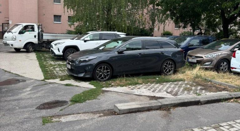 Pred bytovkou Dunajská 21 sa začne rekonštrukcia parkoviska, práce potrvajú niekoľko dní Pred bytovkou Dunajská 21 sa začne rekonštrukcia parkoviska, práce potrvajú niekoľko dní