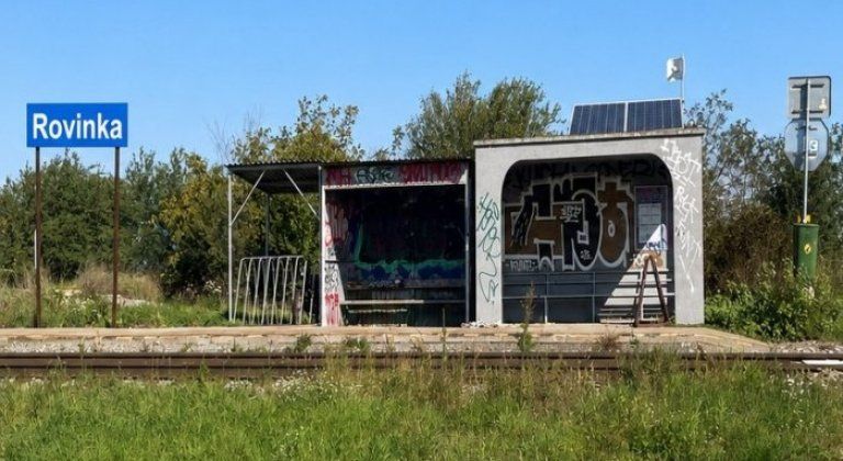 Rovinka bojuje za svoju vlakovú zastávku. Obec odmieta jej zrušenie pri modernizácii trate Rovinka bojuje za svoju vlakovú zastávku. Obec odmieta jej zrušenie pri modernizácii trate