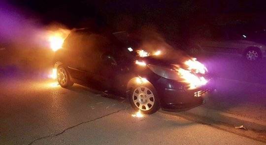 Olvasói tipp: Az Iskola utcán kigyulladt egy autó