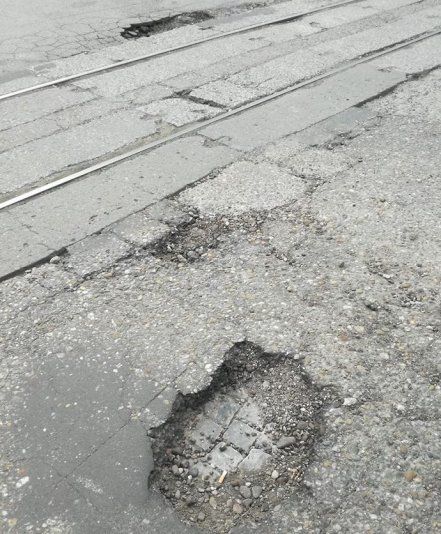 Mesto hlási, výtlky sú opravené