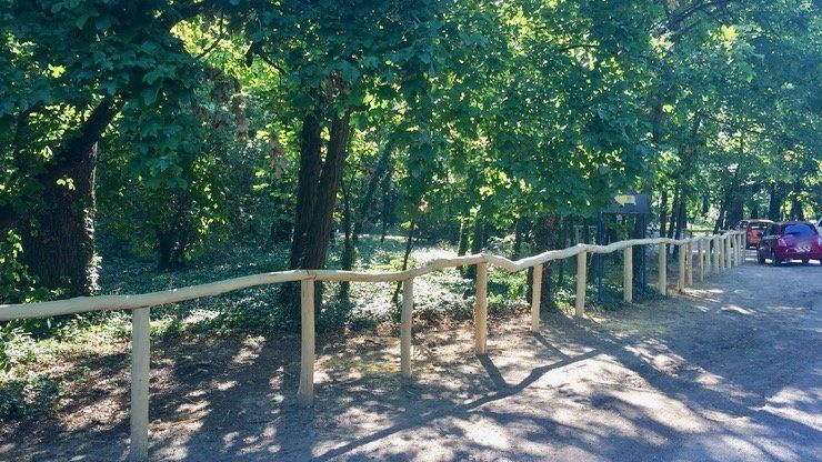Kerítéssel védi a város a Pomlé parkerdőt