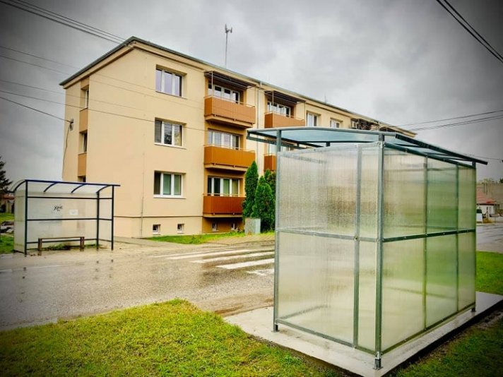Vo Hviezdoslavove si sami vyrábajú autobusové prístrešky