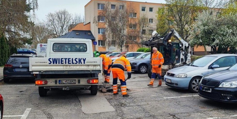 Začala sa jarná oprava výtlkov