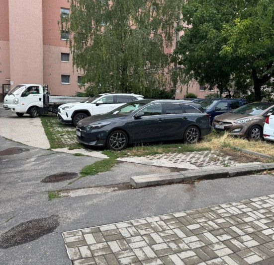 Pred bytovkou Dunajská 21 sa začne rekonštrukcia parkoviska, práce potrvajú niekoľko dní Pred bytovkou Dunajská 21 sa začne rekonštrukcia parkoviska, práce potrvajú niekoľko dní