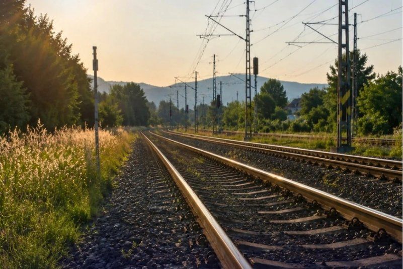 Horúčavy spomaľujú vlaky medzi Bratislavou a Komárnom. Meškania môžu dosiahnuť 30 minút Horúčavy spomaľujú vlaky medzi Bratislavou a Komárnom. Meškania môžu dosiahnuť 30 minút