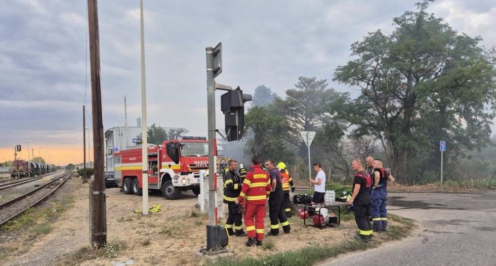 Požiar pri Dunajskej Lužnej zasiahol tri hektáre. Pomáhali aj šamorínski hasiči Požiar pri Dunajskej Lužnej zasiahol tri hektáre. Pomáhali aj šamorínski hasiči