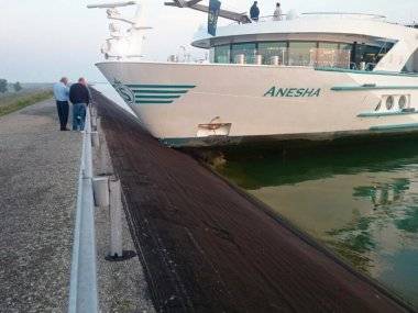 Oprava poškodenej hrádze opäť zastaví premávku na Dunaji
