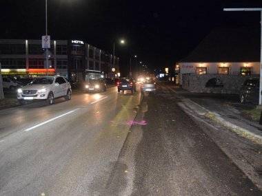 Chodec vbehol na Bratislavskej pod auto