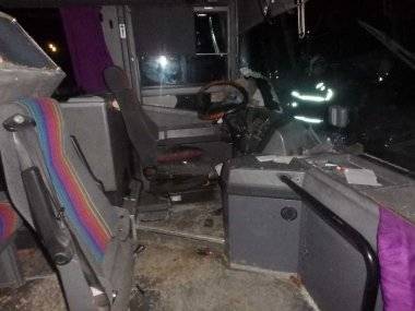 Vodiča autobusu trafila oceľová tyč, polícia hľadá šoféra nákladného auta