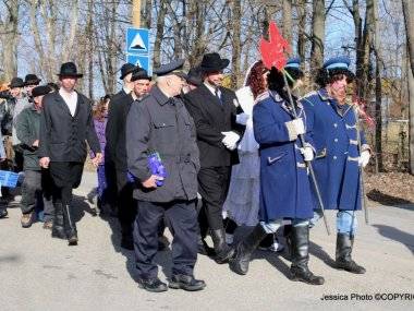 Hagyományos dőrejárás Tejfalun