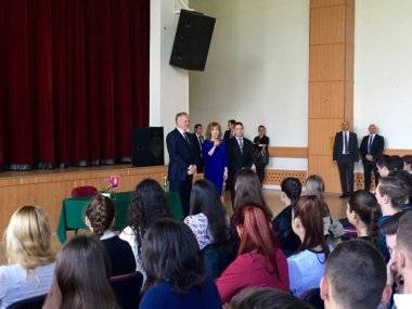 Prezident Andrej Kiska ocenil v Šamoríne prácu učiteľov a vyzval študnetov, aby si vybrali dobrú školu