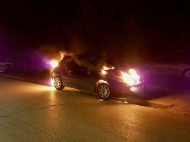 Tip čitateľa: Na Školskej ulici zhorelo auto