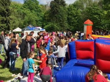Na majáles prišli do Pomlé stovky ľudí Na majáles prišli do Pomlé stovky ľudí