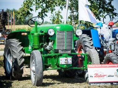 Tegnap traktorok lepték el Nyárasdot