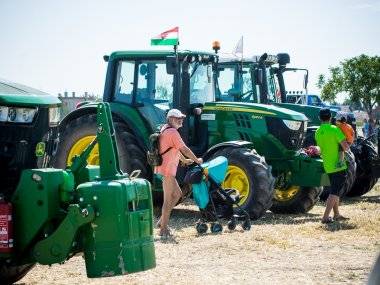 Tegnap traktorok lepték el Nyárasdot