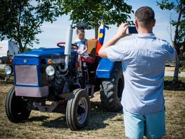 Tegnap traktorok lepték el Nyárasdot