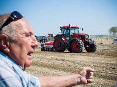 Tegnap traktorok lepték el Nyárasdot