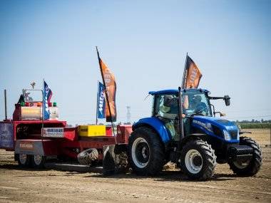 Tegnap traktorok lepték el Nyárasdot