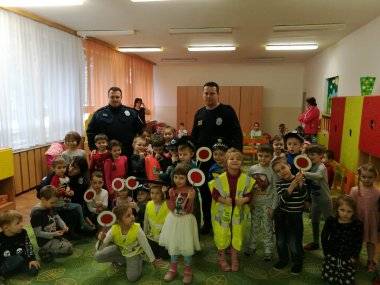 Mestskí policajti navštívili deti v materskej škole