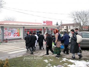 Členovia Dobrovoľného hasičského zboru v Mliečne maskami, spevom a tancom vyháňali zimu