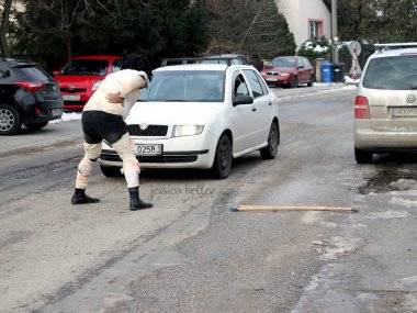 Členovia Dobrovoľného hasičského zboru v Mliečne maskami, spevom a tancom vyháňali zimu