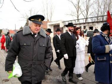 Členovia Dobrovoľného hasičského zboru v Mliečne maskami, spevom a tancom vyháňali zimu