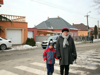 Členovia Dobrovoľného hasičského zboru v Mliečne maskami, spevom a tancom vyháňali zimu