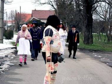 Členovia Dobrovoľného hasičského zboru v Mliečne maskami, spevom a tancom vyháňali zimu