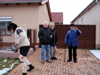 Členovia Dobrovoľného hasičského zboru v Mliečne maskami, spevom a tancom vyháňali zimu