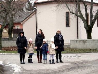 Členovia Dobrovoľného hasičského zboru v Mliečne maskami, spevom a tancom vyháňali zimu