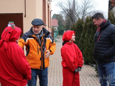 Členovia Dobrovoľného hasičského zboru v Mliečne maskami, spevom a tancom vyháňali zimu