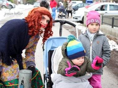 Členovia Dobrovoľného hasičského zboru v Mliečne maskami, spevom a tancom vyháňali zimu